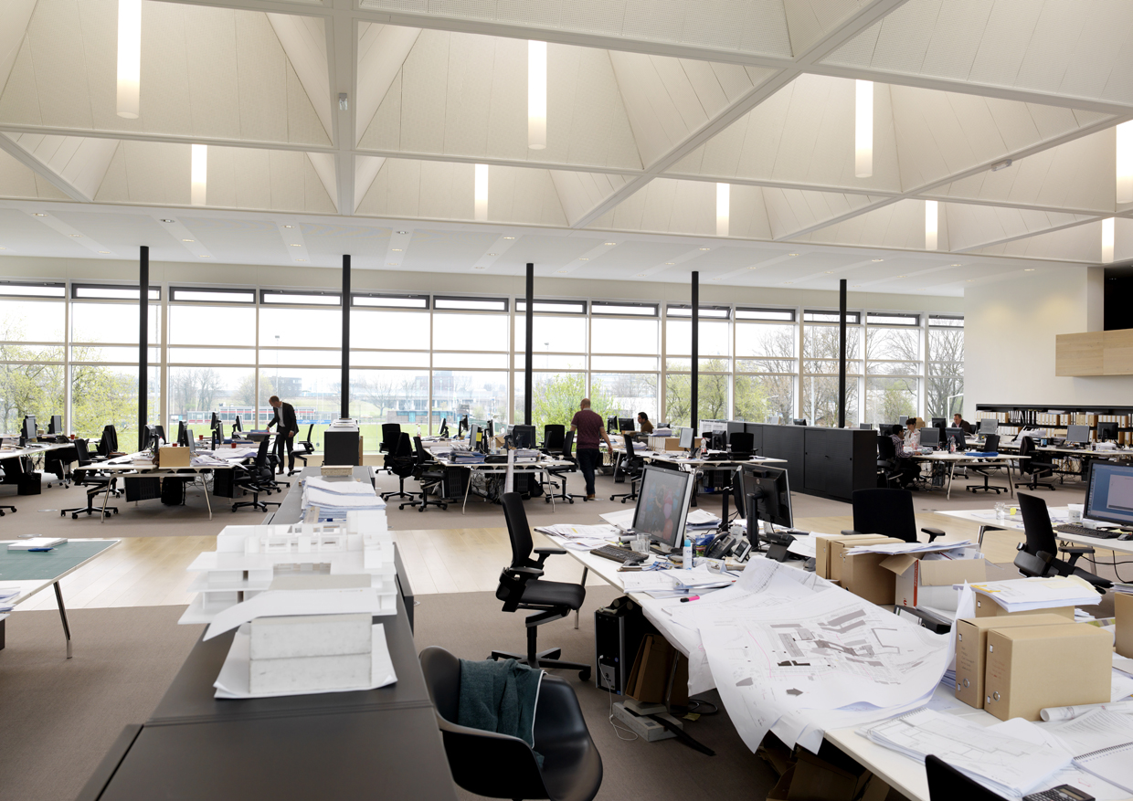 De werkplek van de architect. Worden aan deze tafels de universiteitsgebouwen van de toekomst ontworpen?